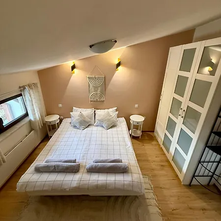 Carlson's 1br 200m Gondola Home2host Apartman