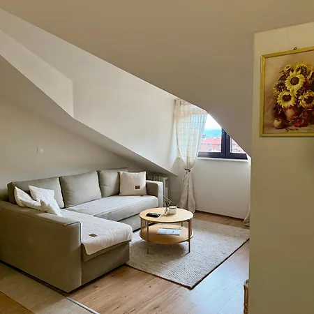 Carlson's 1br 200m Gondola Home2host Apartman *